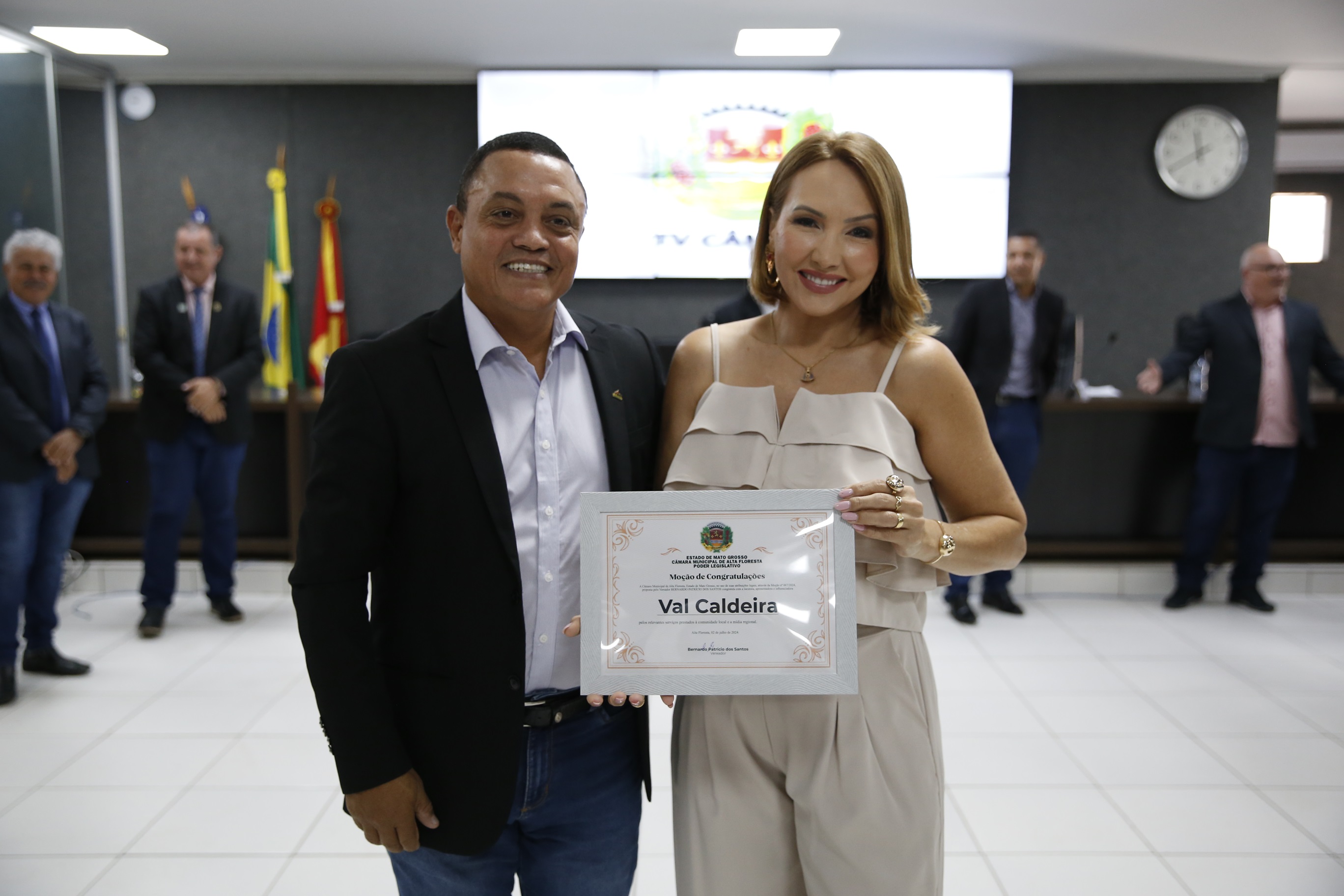 Locutora Val Caldeira recebe Moção de Congratulações da Câmara de Vereadores