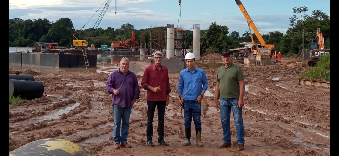 Presidente da Câmara, prefeito de Alta Floresta e secretário de infraestrutura visitam construção de ponte no Rio Teles Pires