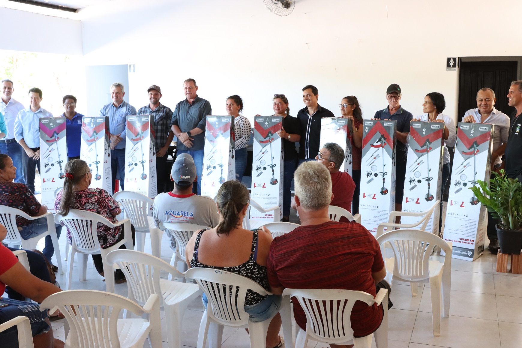 Vereador Marcos Menin e deputado Dilmar Dal Bosco entregam 49 roçadeiras multifuncionais para associações