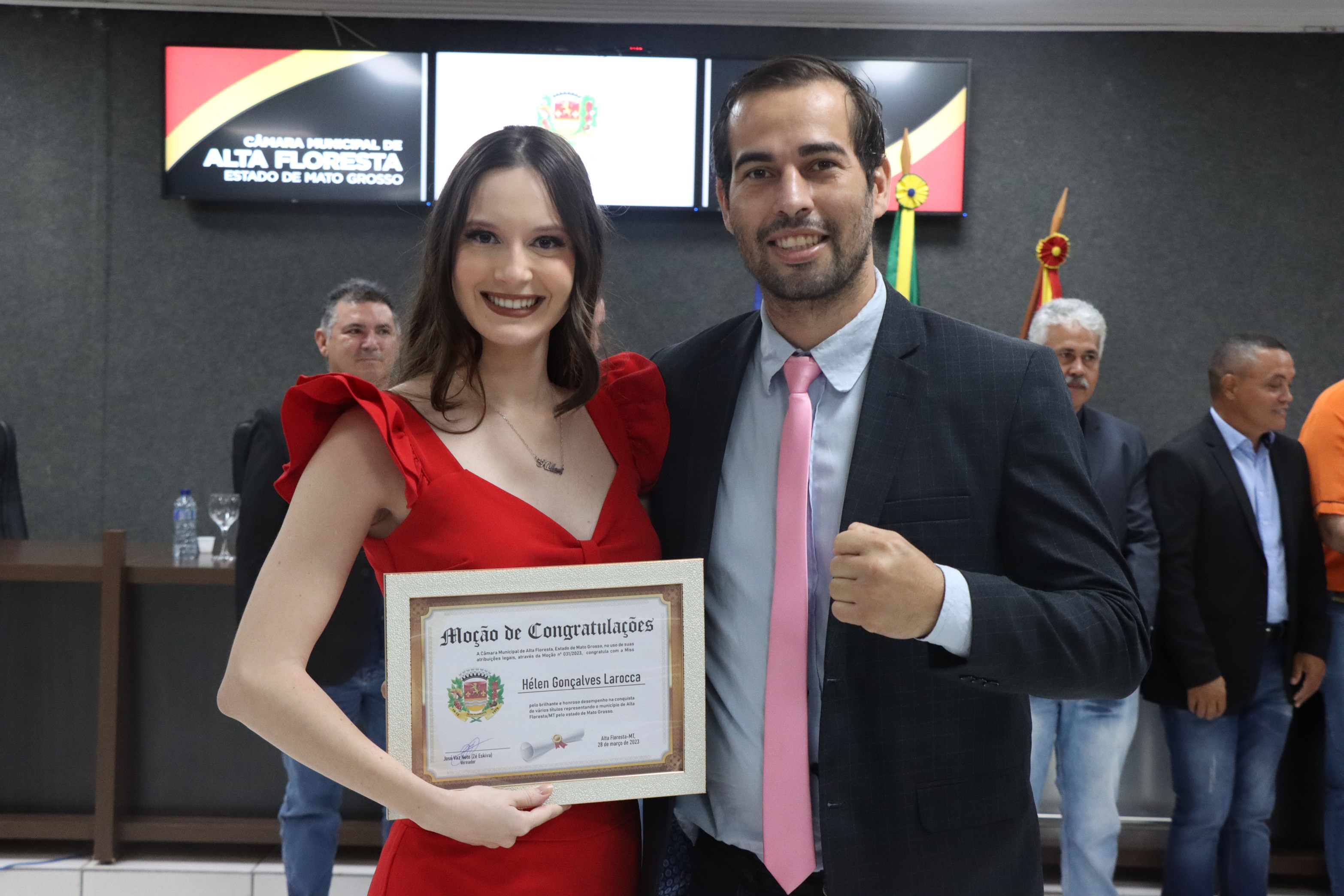 Vereador Zé Eskiva homenageia Miss Hélen Larocca com Moção de Congratulações
