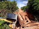 Vereadores cobram recuperação de ponte danificada em acidente com Escavadeira PC